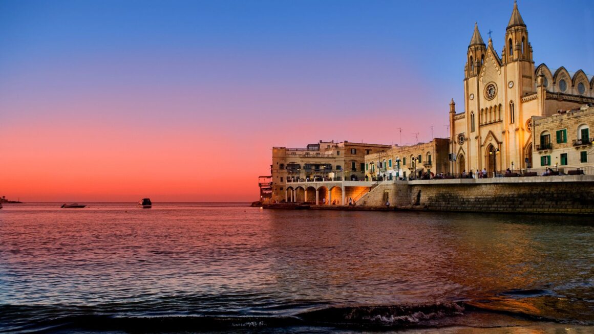 Khám phá 10 sự thật thú vị ít ai biết về con người Malta – từ ngôn ngữ độc đáo, đam mê lễ hội, ẩm thực truyền thống đến sự gắn kết cộng đồng mạnh mẽ.